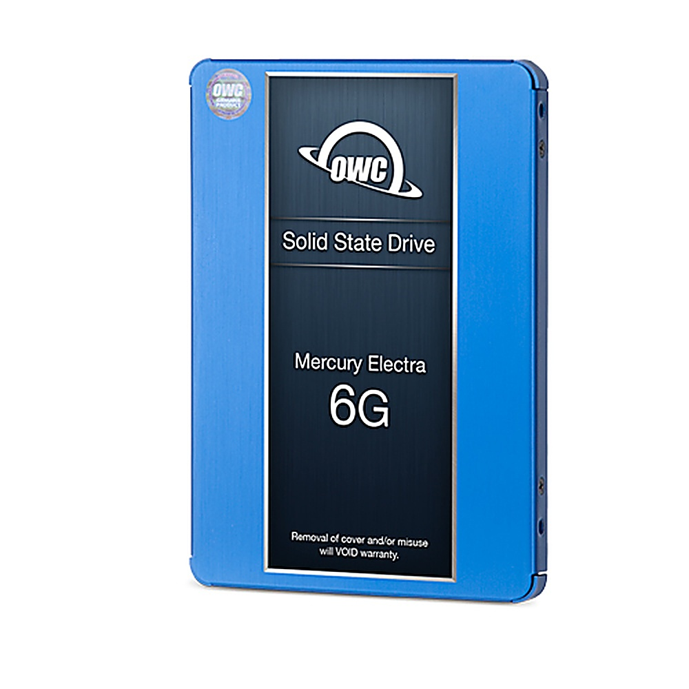 Un'unità SSD blu con un'etichetta bianca e testo bianco, isolata su bianco.