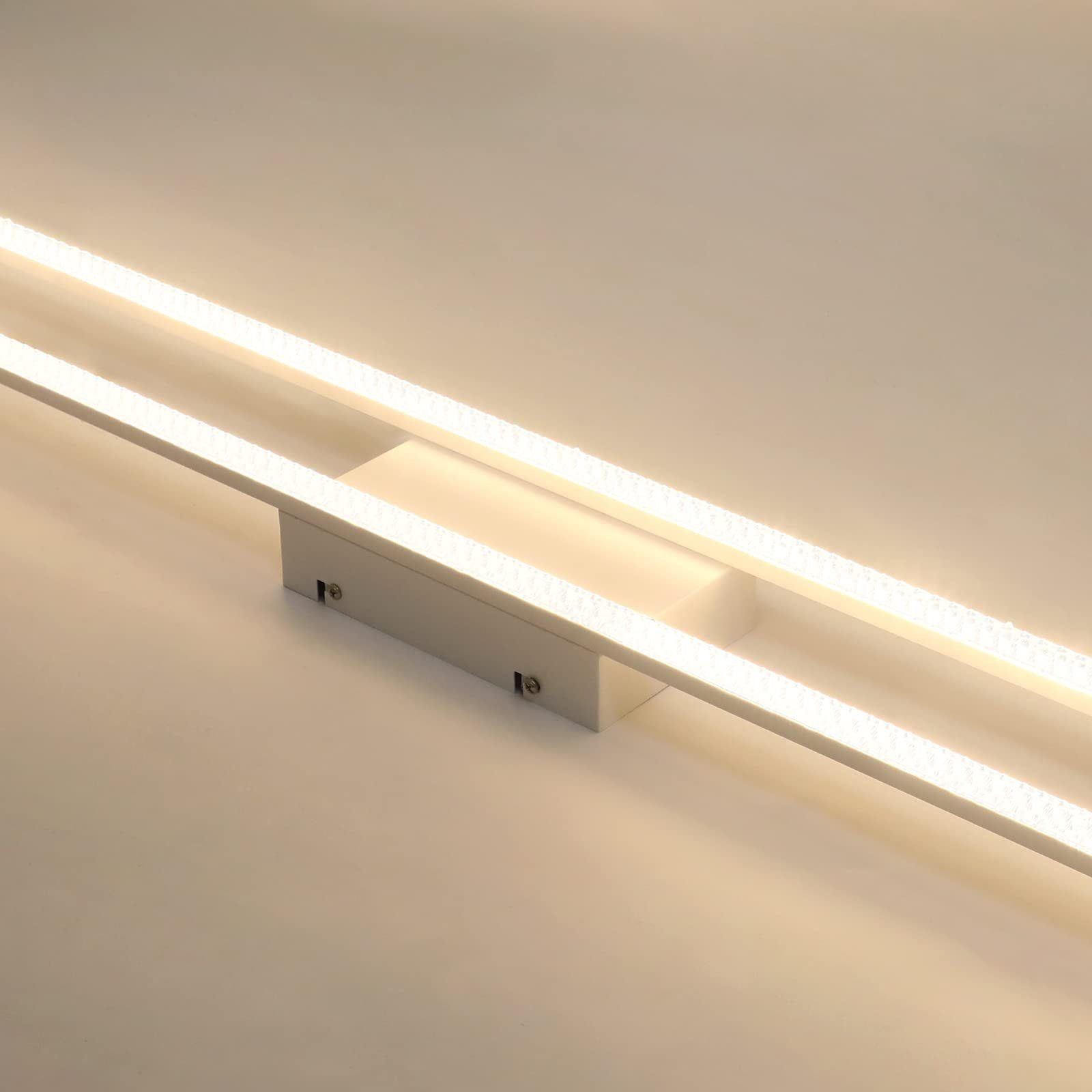 Nahaufnahme einer weißen LED-Deckenleuchte, die die Lichtstreifen und Montagedetails zeigt.