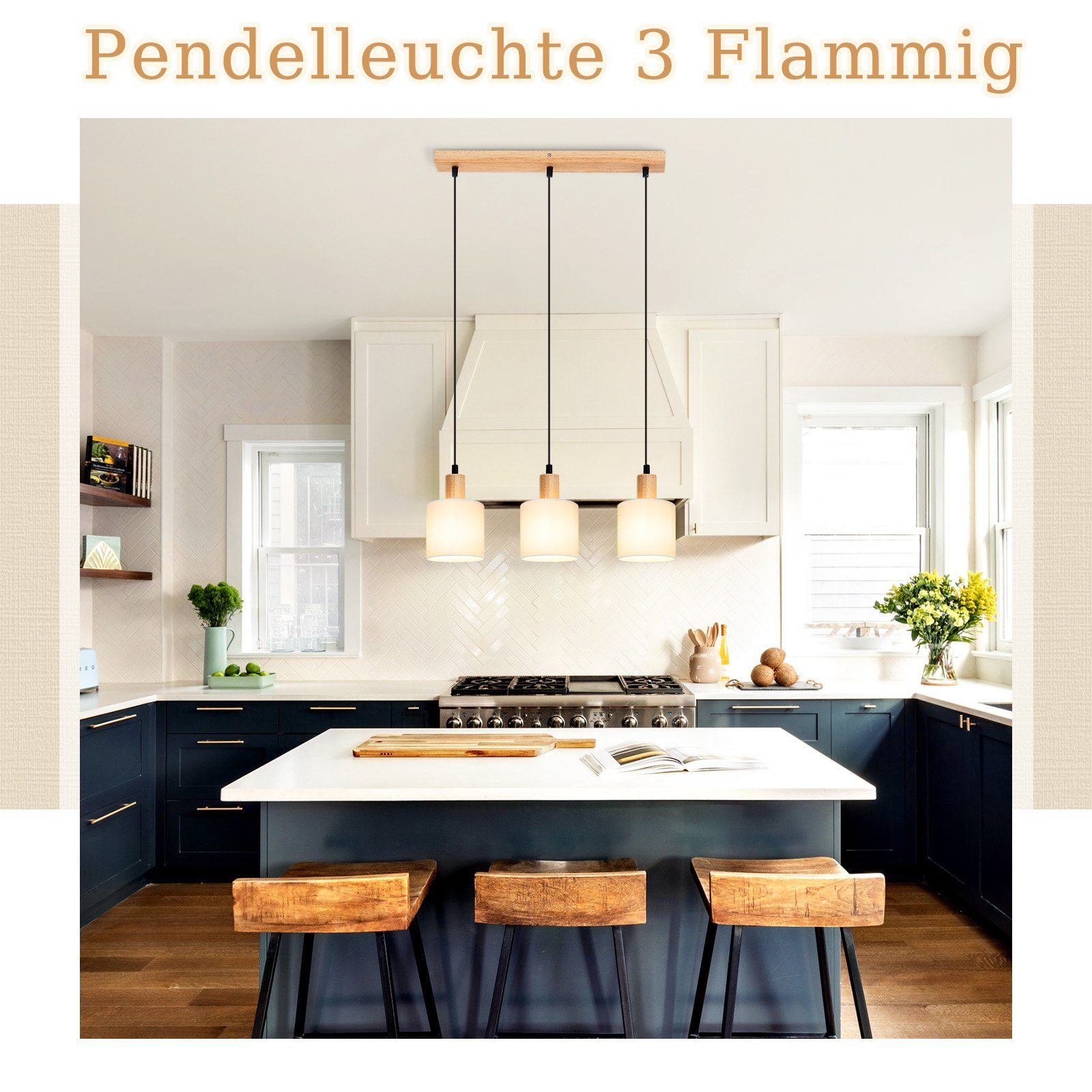 Eine Küche mit Pendelleuchten über einer Insel. Die Küche hat dunkelblaue und weiße Schränke.