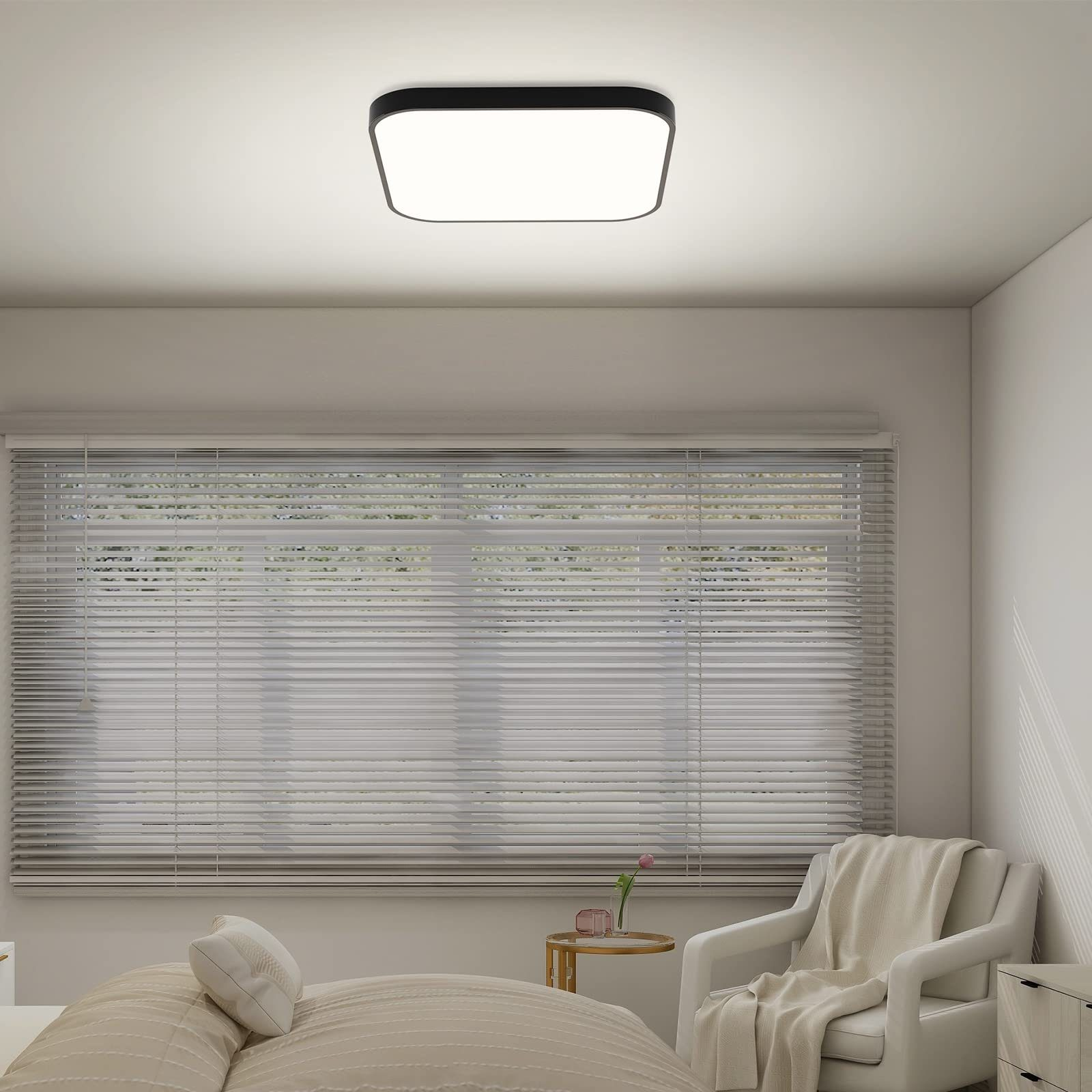 Ein Schlafzimmer mit Deckenlicht, Fenster mit Jalousien, Bett und Stuhl.