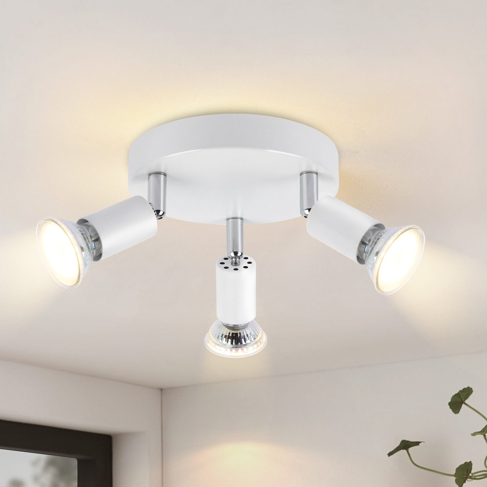 Lampada da soffitto bianca con tre faretti orientabili.