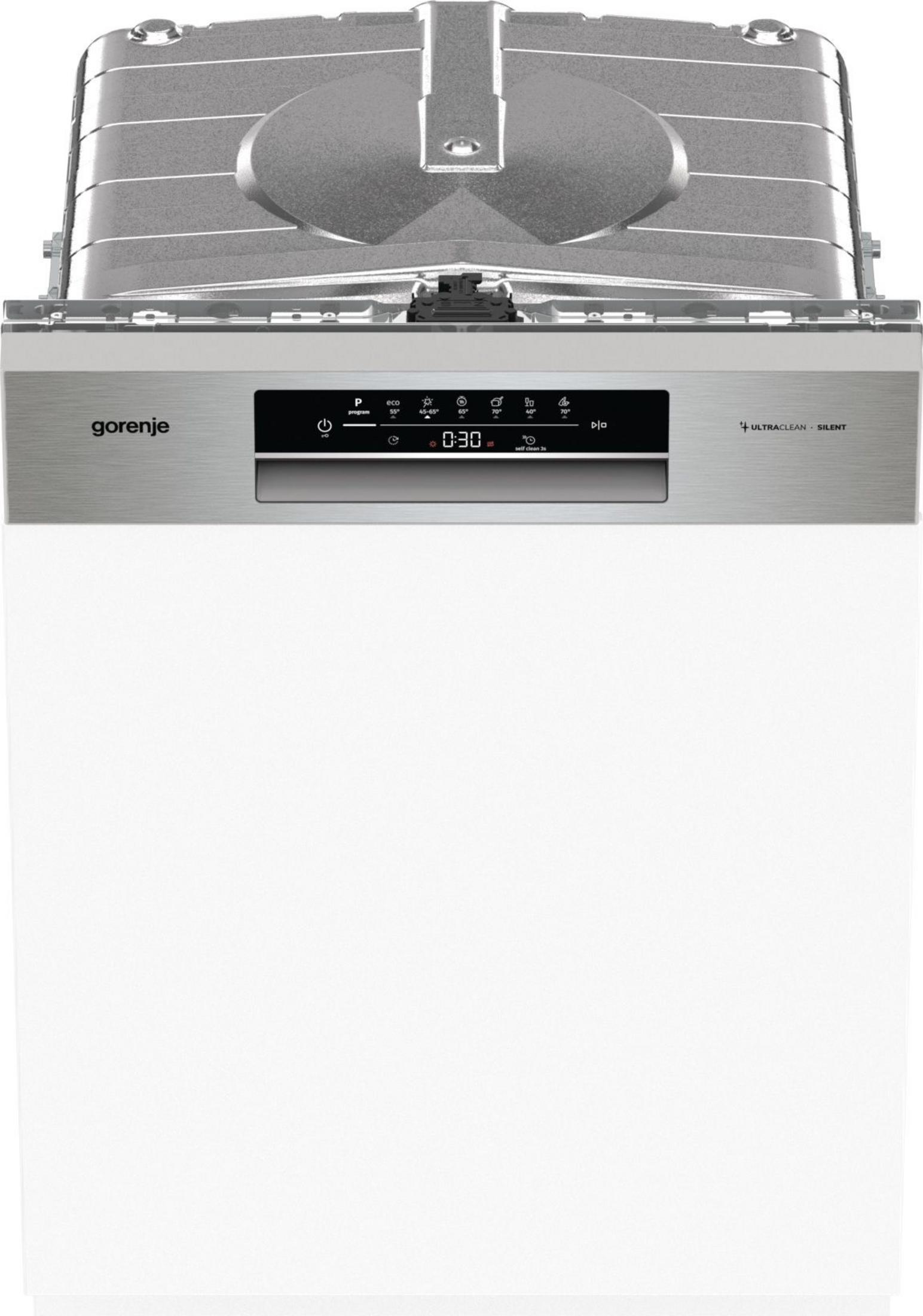 Ein weißer Gorenje Geschirrspüler, teilweise geöffnet, mit Innenraum und Bedienelementen.