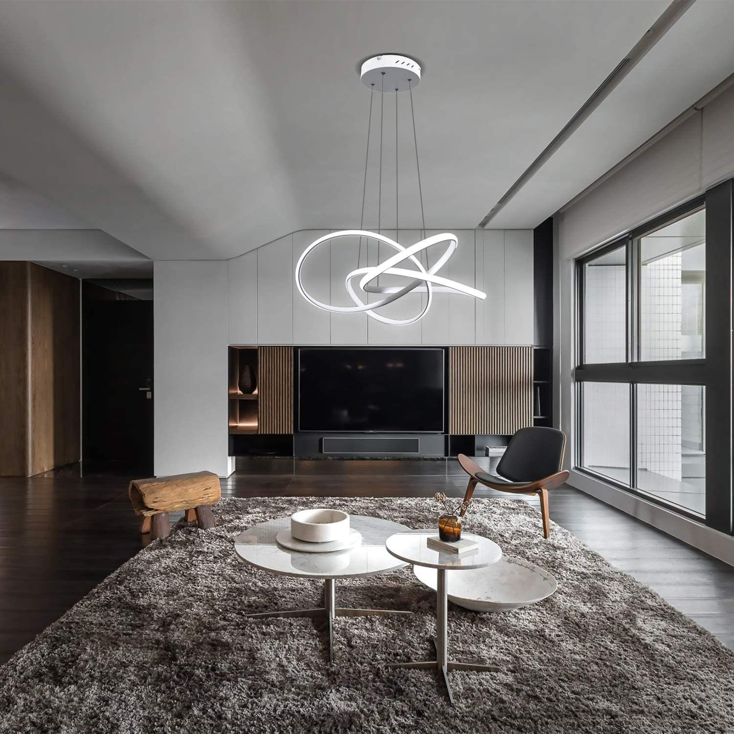 Luz de techo blanca moderna, con diseño curvo, suspendida en un salón con muebles.
