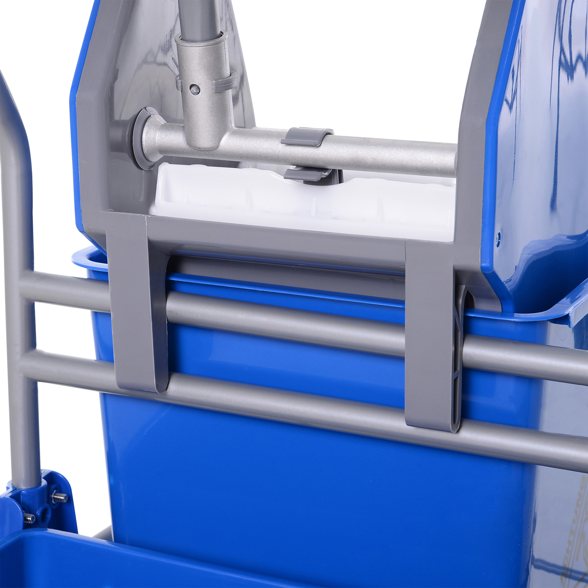 Nahaufnahme eines blau-grauen Wischeimers mit Wringer und Mopphalter. Weißer Hintergrund.