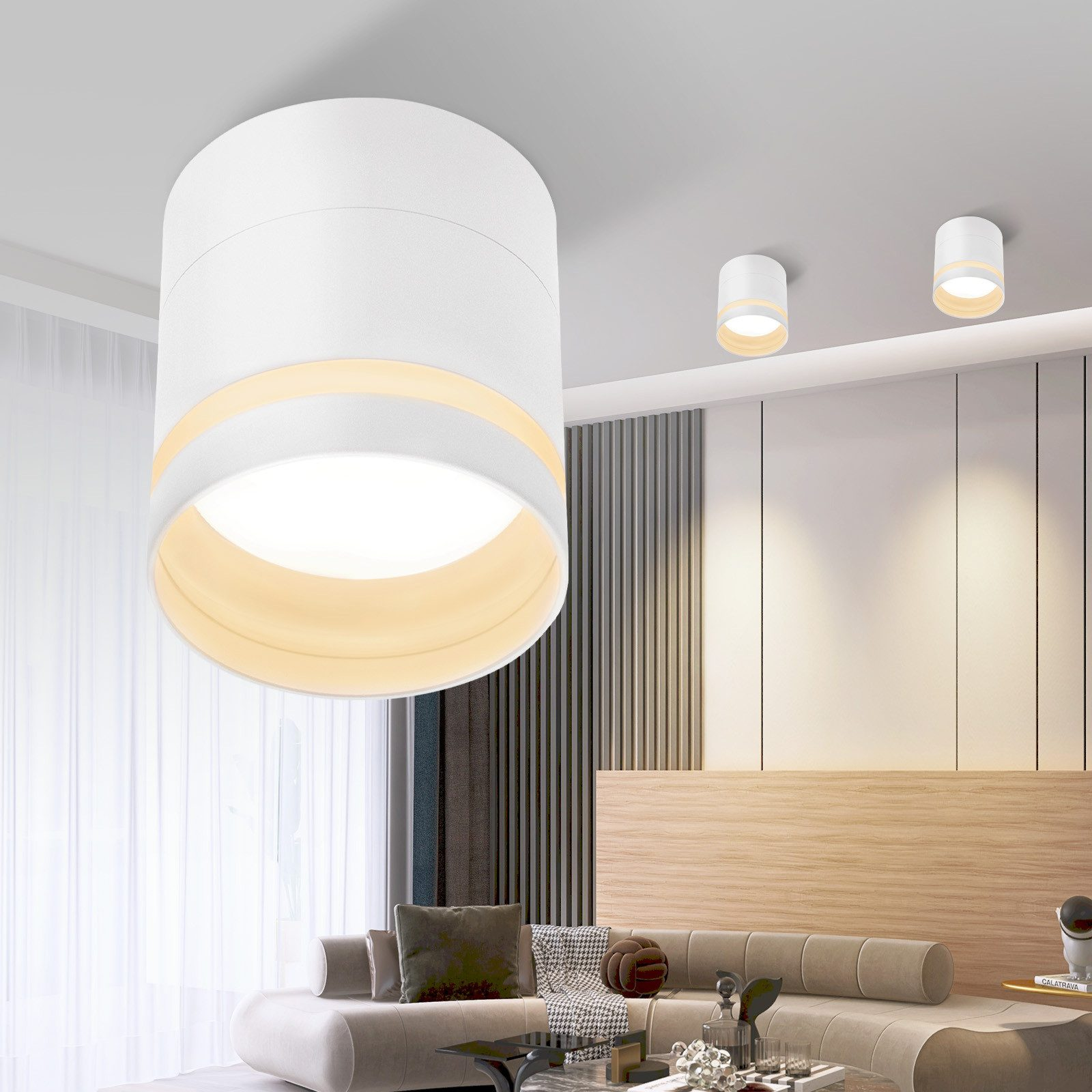 Plafoniere cilindriche bianche con una calda luminosità. Tre luci in una stanza con un divano e pannelli in legno.