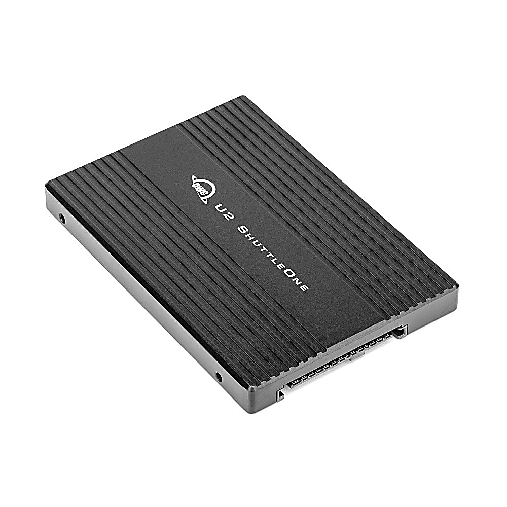 Czarny zewnętrzny dysk SSD U2 ShuttleOne na białej powierzchni, pokazujący jego górę z liniami i logo.