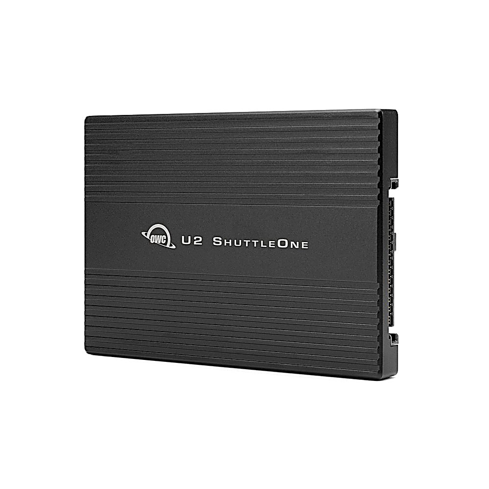 Czarny dysk OWC U2 ShuttleOne. Urządzenie ma żebrowaną teksturę z logo i tekstem.