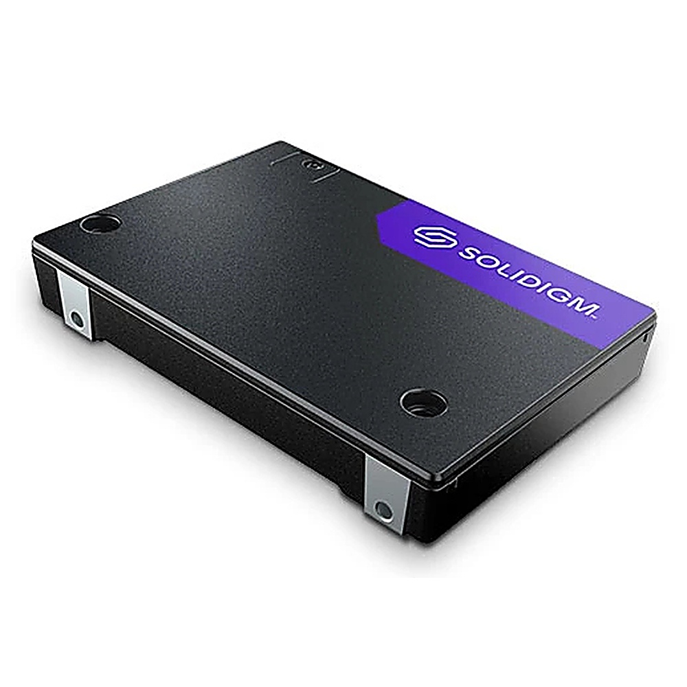 SSD Solidigm nero con etichetta viola. È un dispositivo nero rettangolare con staffe argentate.