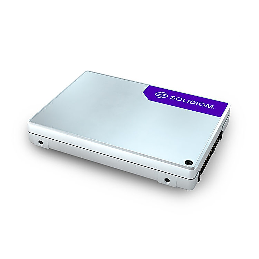 SSD argentato con un'etichetta SOLIDIGM viola e bianca, con il logo del marchio nell'angolo.
