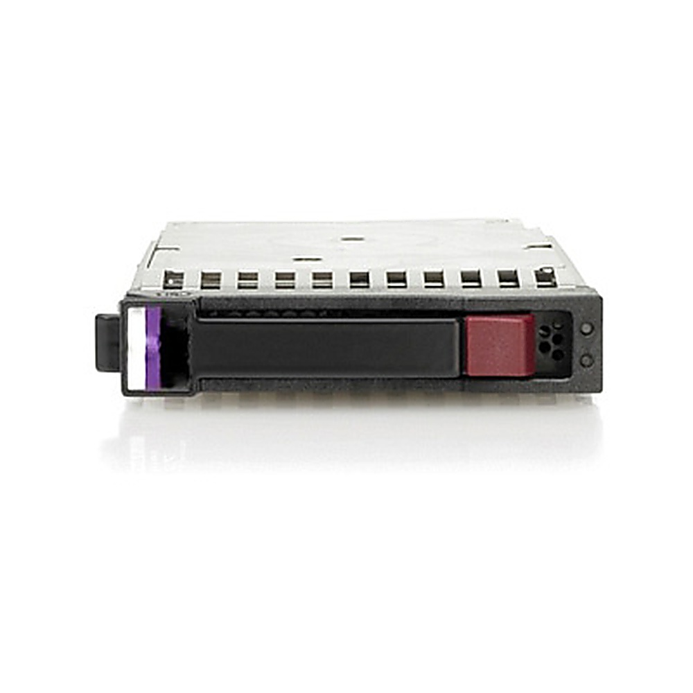 Disco rigido nero e argento. Pulsante rosso ed etichetta viola. Sfondo bianco.