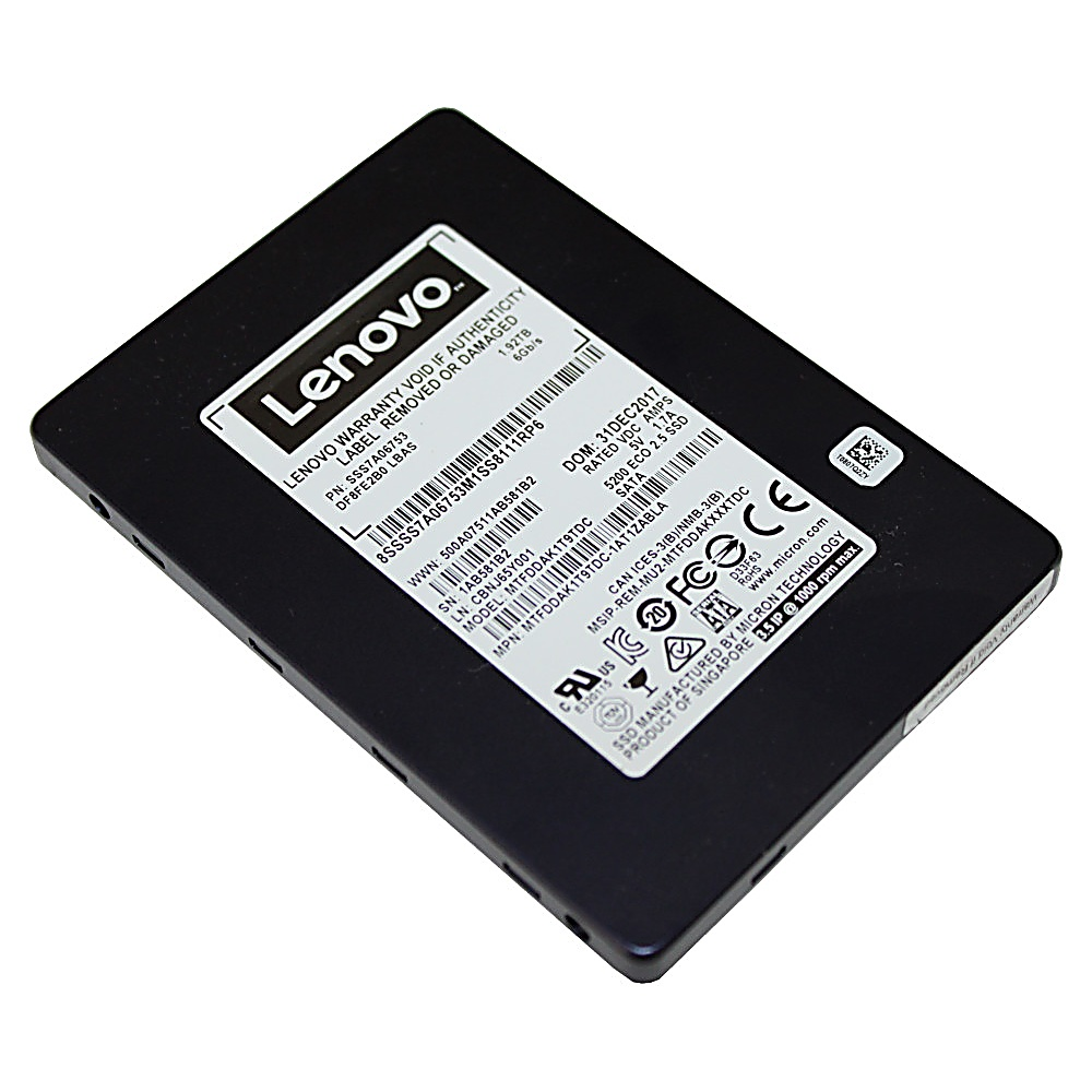 Disco SSD Lenovo nero con etichetta bianca. L'etichetta contiene informazioni sul prodotto.