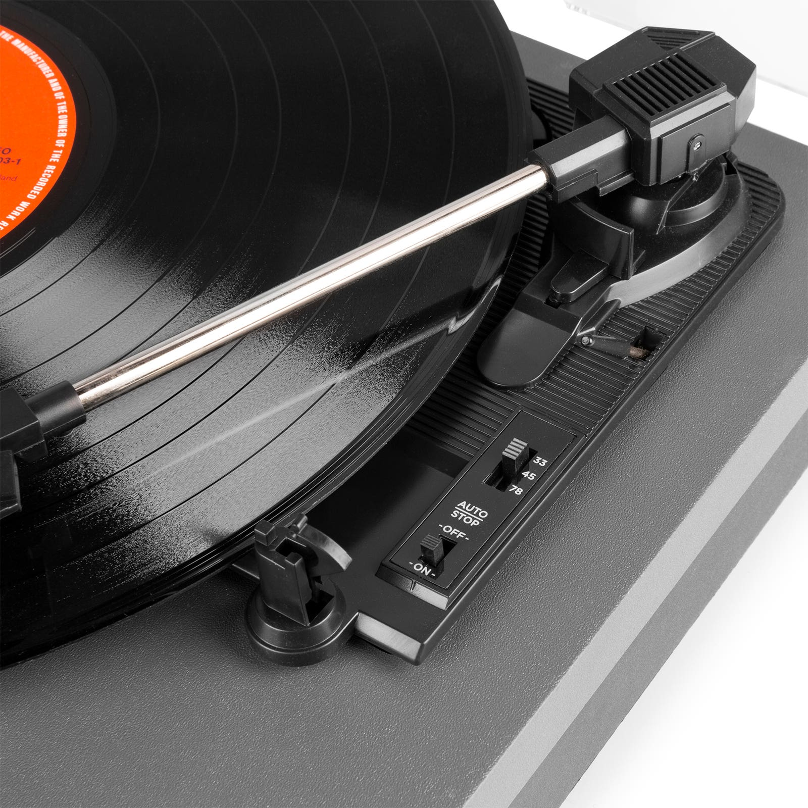 Plattenspieler mit Vinylplatte, zeigt Bedienelemente.