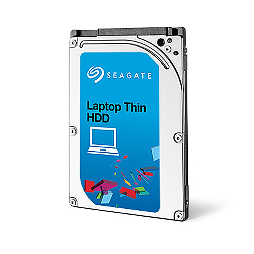 Disco rigido per laptop Seagate. Etichetta blu, icona laptop bianca. Involucro argentato, sfondo bianco.
