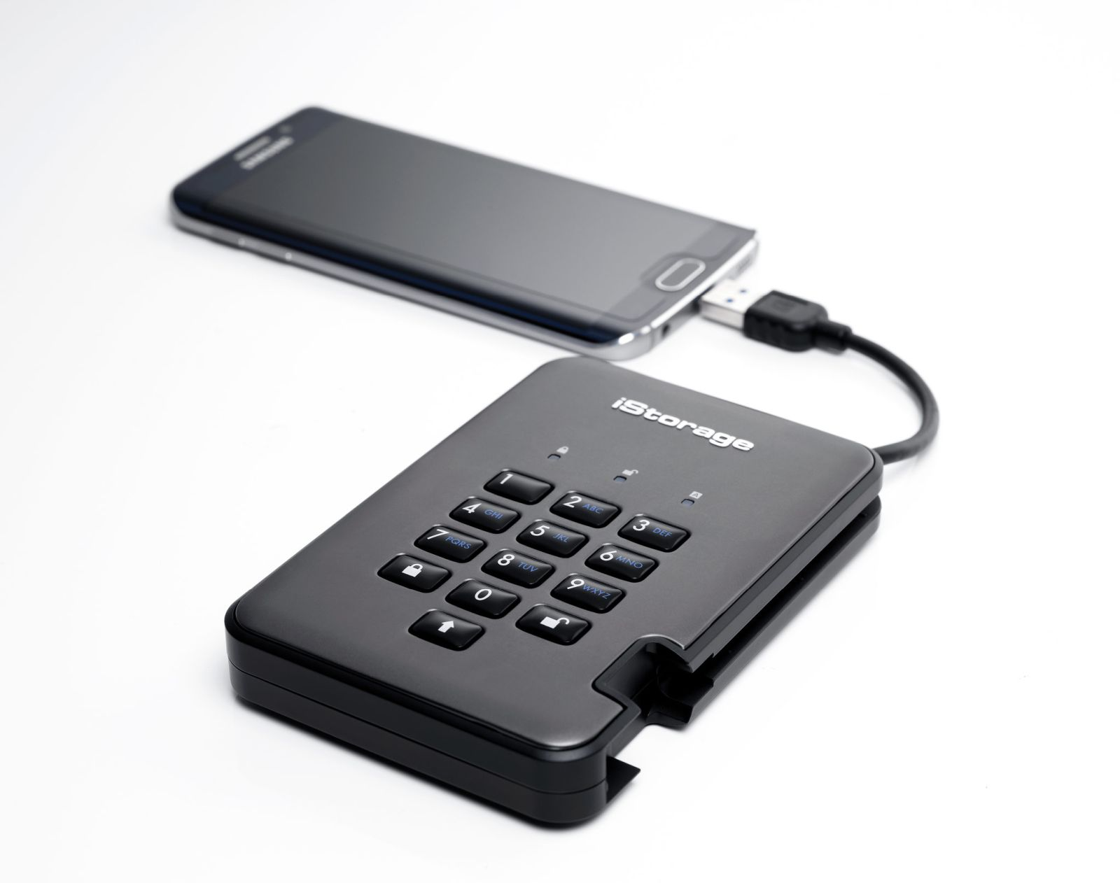 Un telefono nero con tastierino protetto da password collegato e un telefono nero collegato alla tastiera.