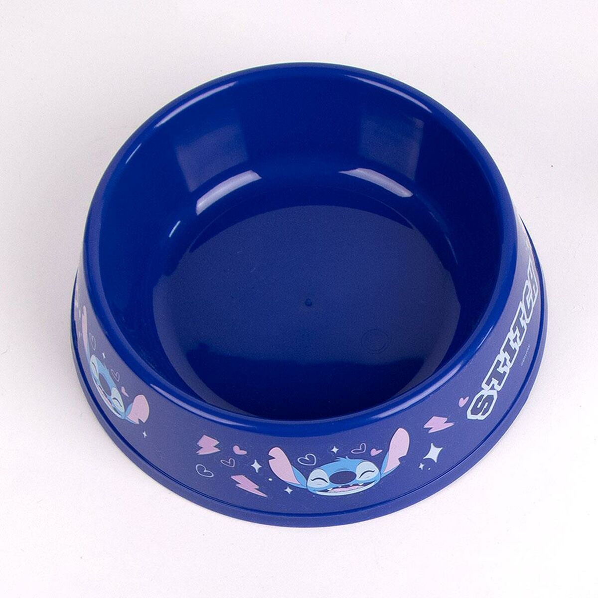 Ciotola blu per cani con design Stitch, cuori e stelle. Sfondo bianco.