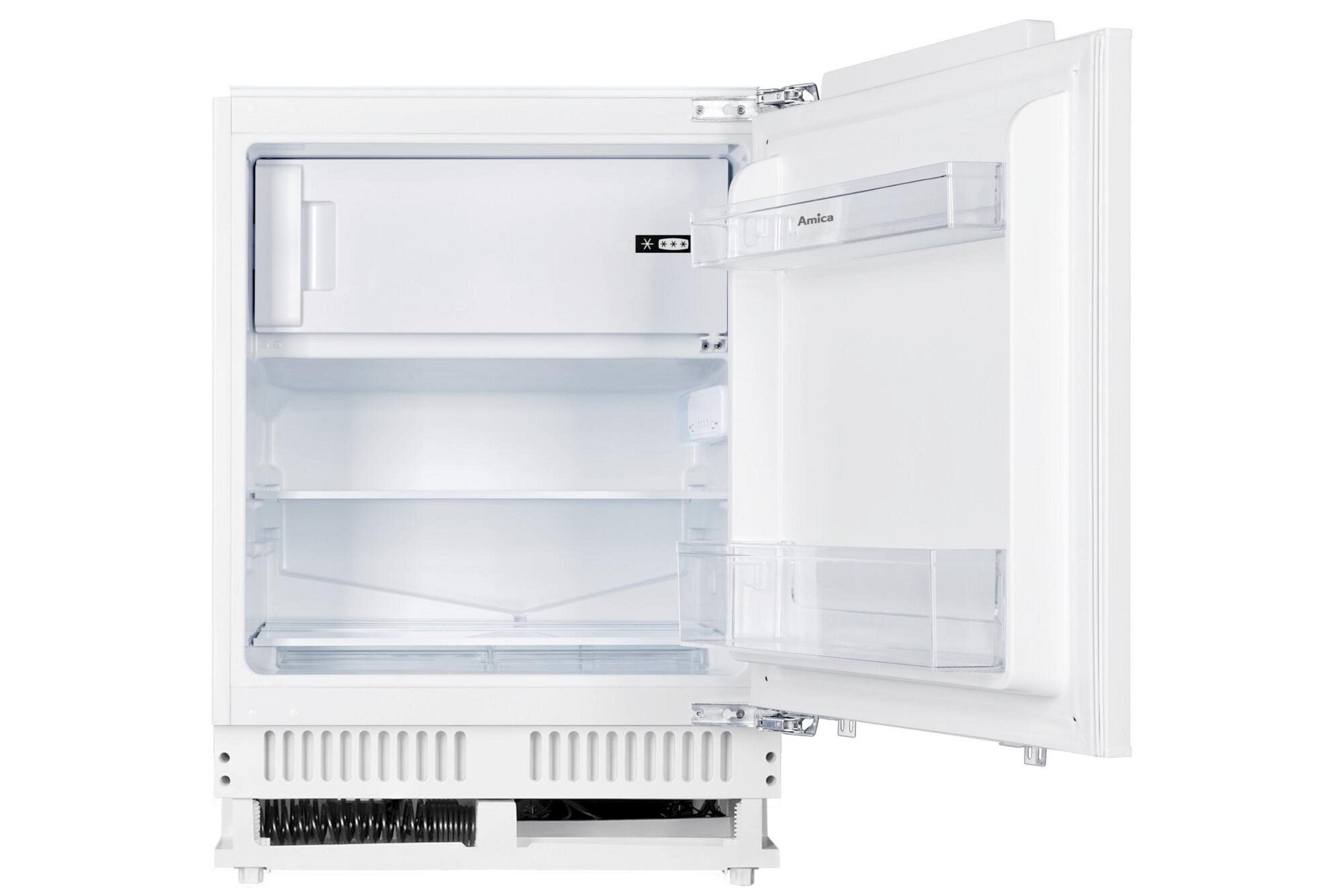 Weißer Kühlschrank offen, leere Regale. Die Tür ist nach rechts geöffnet und zeigt das Innere.