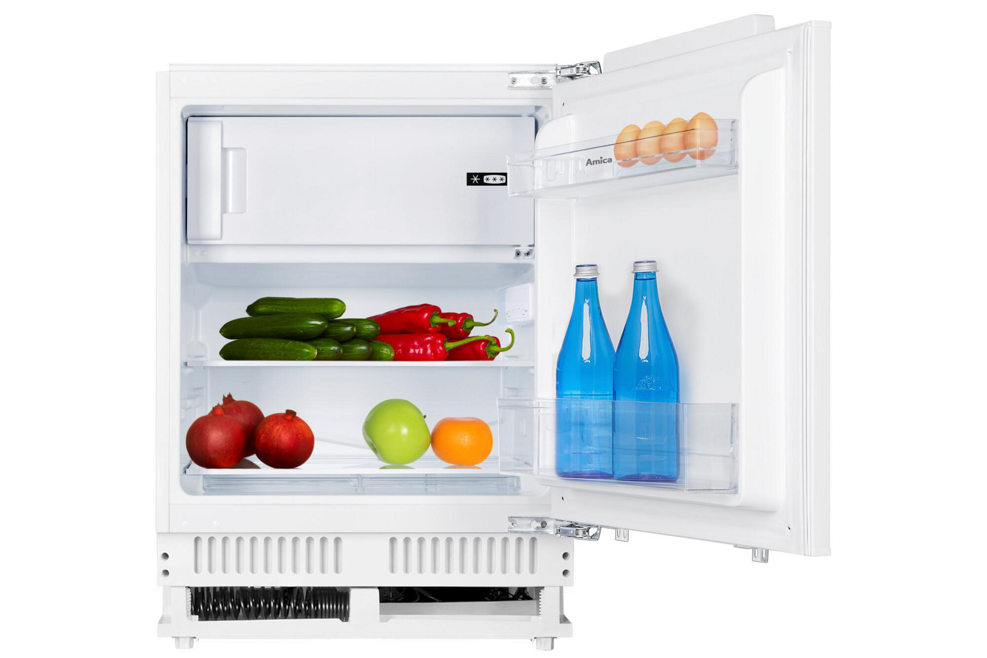 Weißer Kühlschrank offen, zeigt Regale mit Lebensmitteln: Gurken, Paprika, Granatäpfel und Wasserflaschen.