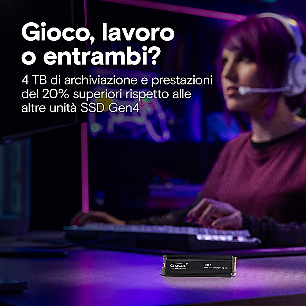 Osoba z fioletowymi włosami używa komputera, z dyskiem SSD na dole.