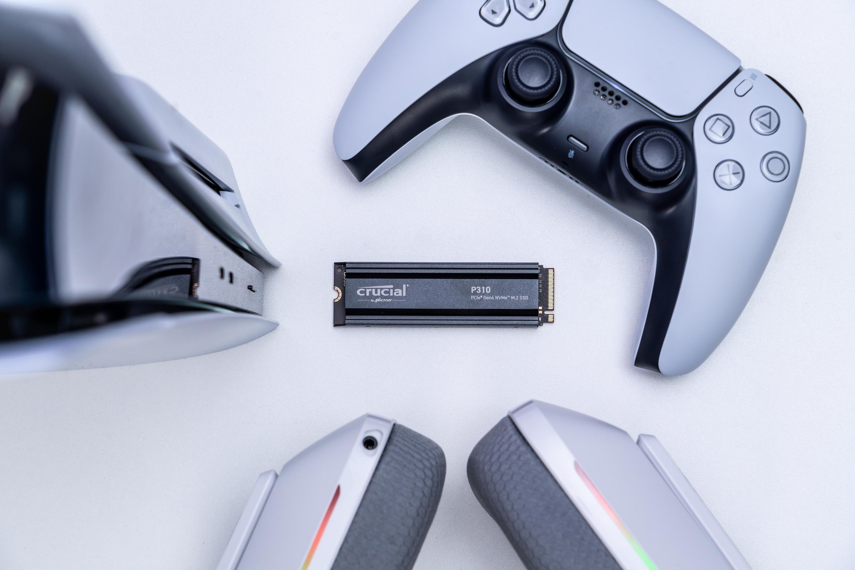 Dysk SSD Crucial pośrodku kontrolera PS5 i dwóch myszy do gier.