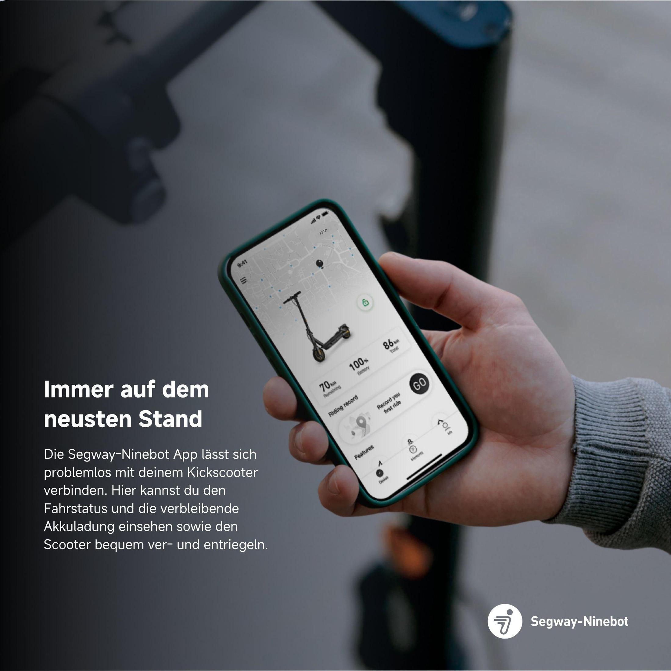 Eine Hand, die ein Smartphone mit einer Roller-App hält.