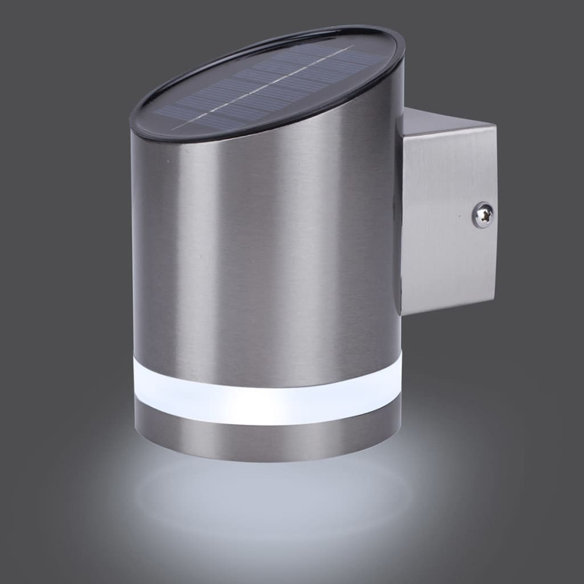 Una lámpara de pared exterior plateada con energía solar y una tira de luz blanca.