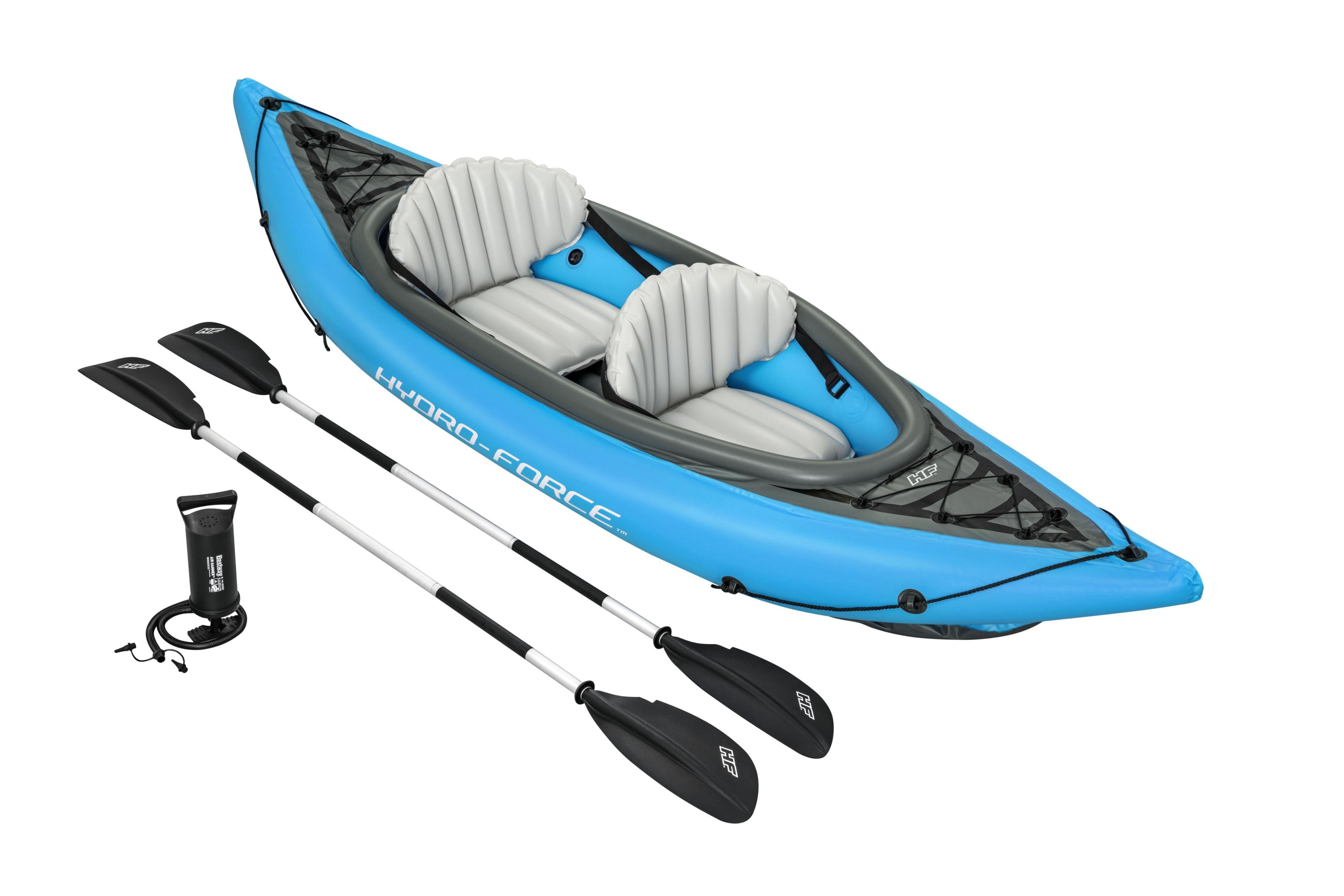 Een blauwe opblaaskayak met twee zitplaatsen en twee peddels, en een pomp. Het staat op een witte achtergrond.