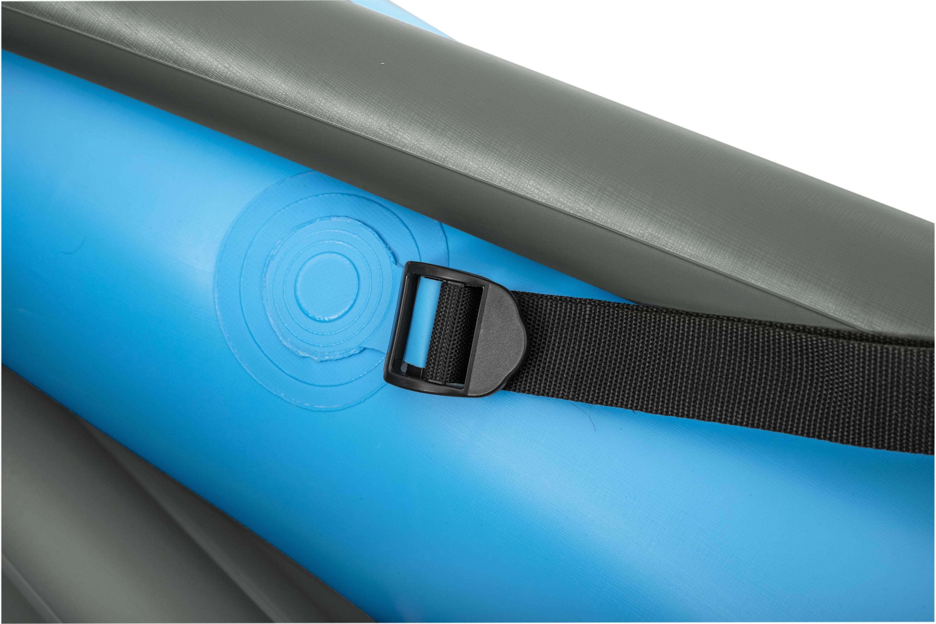 Close-up van blauw opblaasbaar materiaal met een zwarte gesp en riem.
