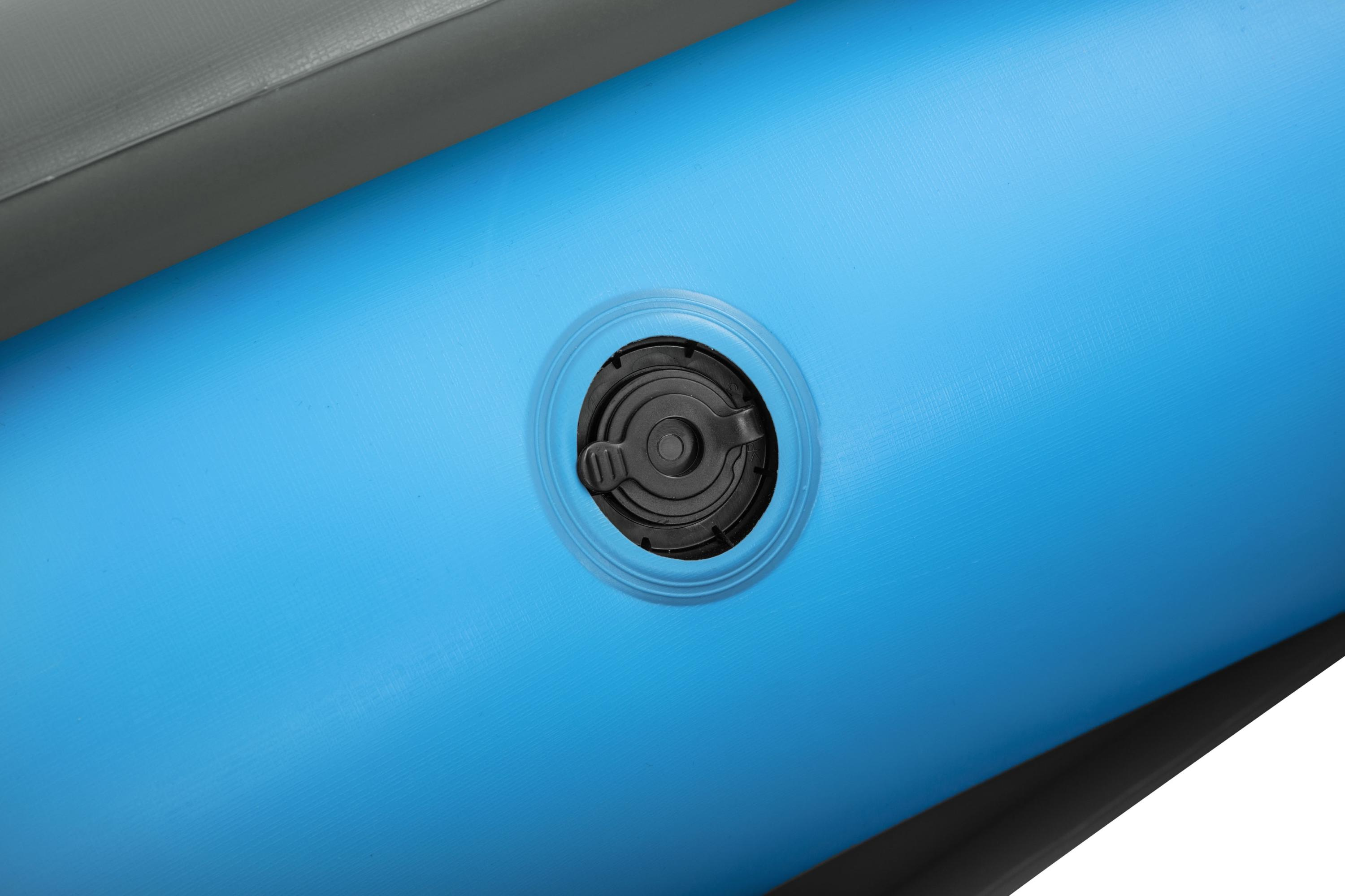 Close-up van een blauwe opblaasbare bootklep. Zwarte klep met een cirkelvormige omtrek op blauw materiaal.