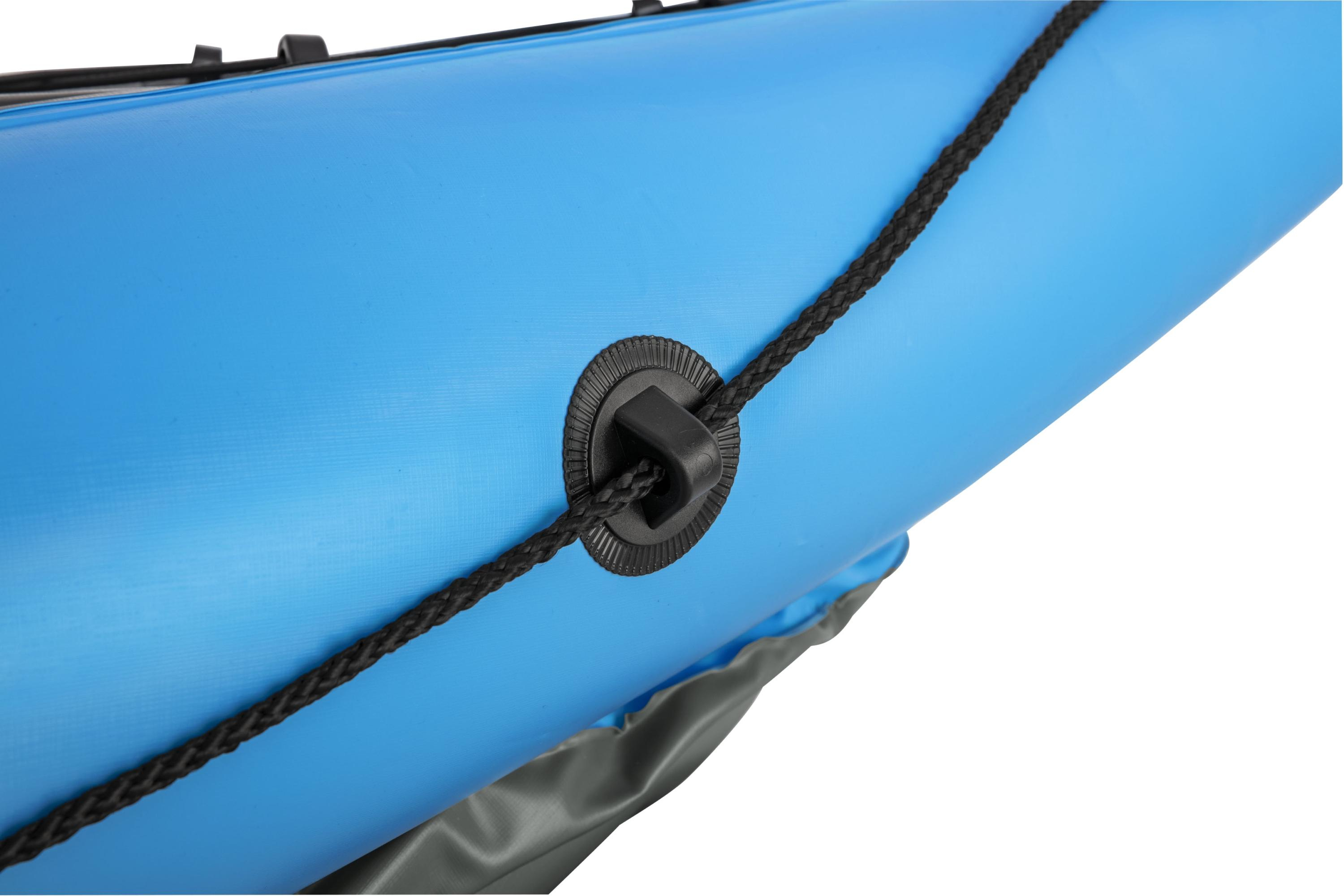 Close-up van een blauwe opblaasbare boot met een zwart touw bevestigd aan een zwarte fitting.