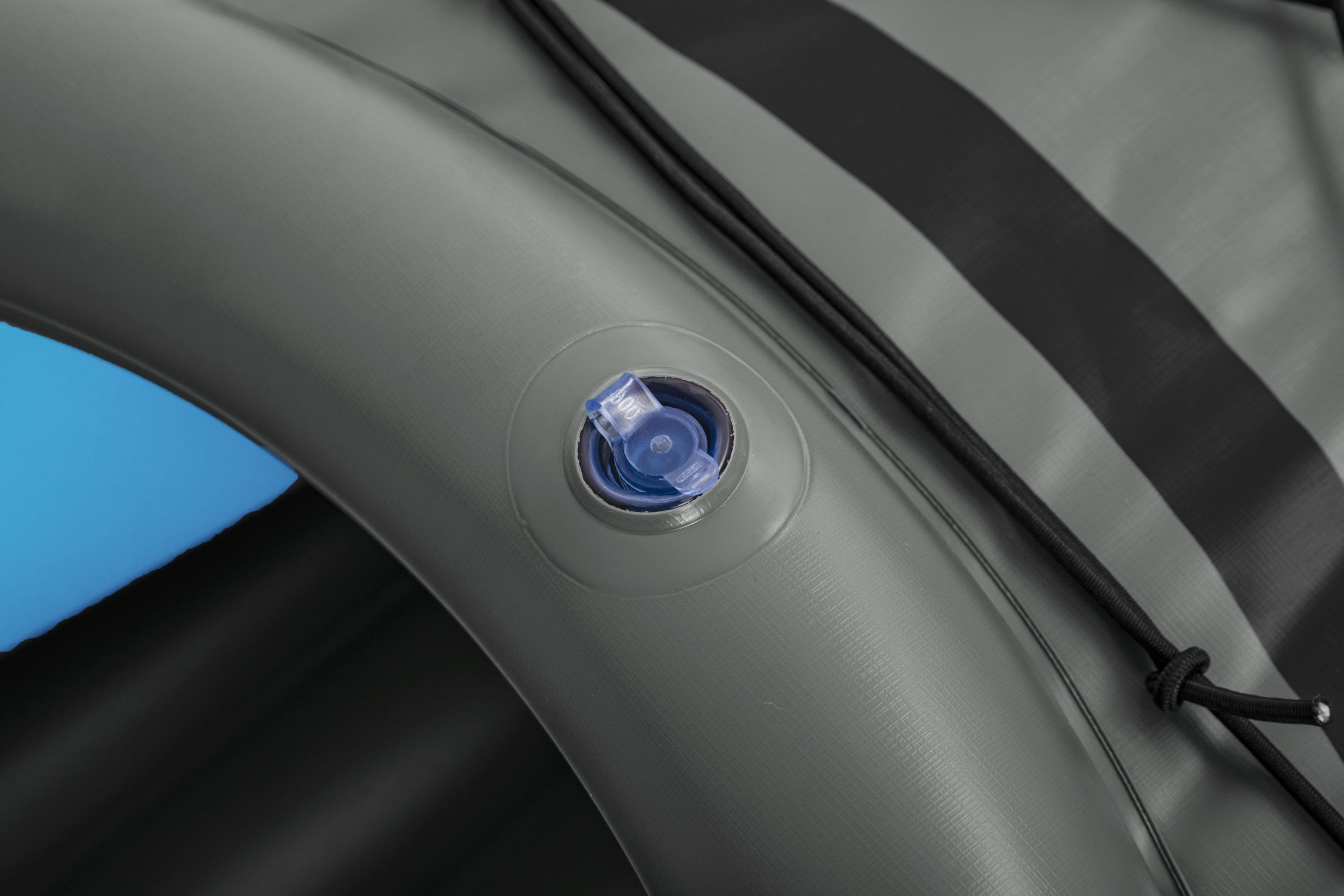 Close-up van een opgeblazen grijze en blauwe opblaasbootklep. Zwart koord is zichtbaar.