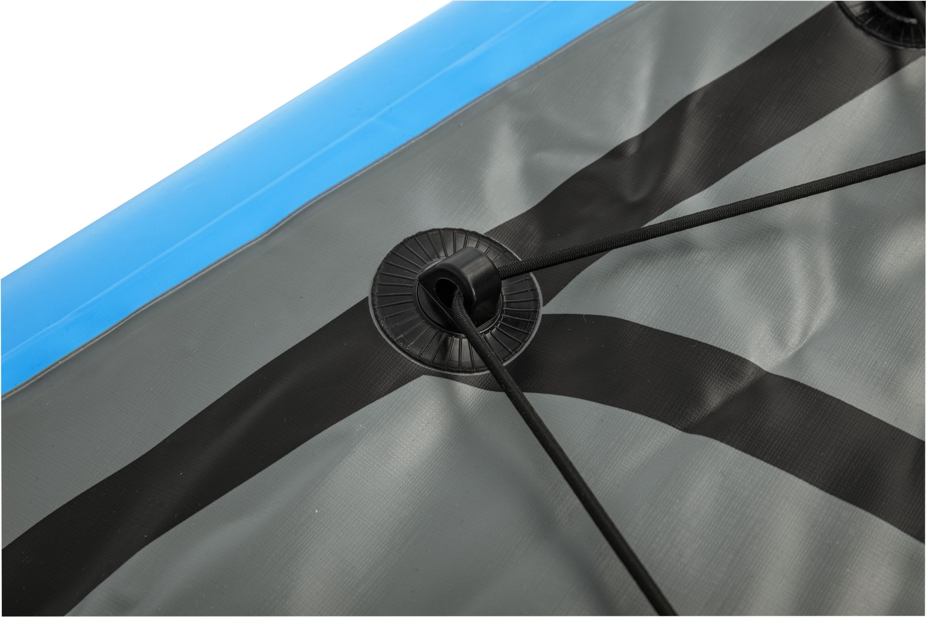 Close-up van een blauwe opblaasbare boot met een zwart touw bevestigd aan een zwarte fitting.