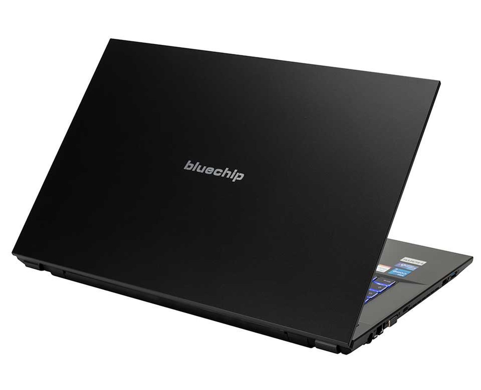 Czarny laptop z logo Bluechip na tylnej obudowie, widok pod kątem.
