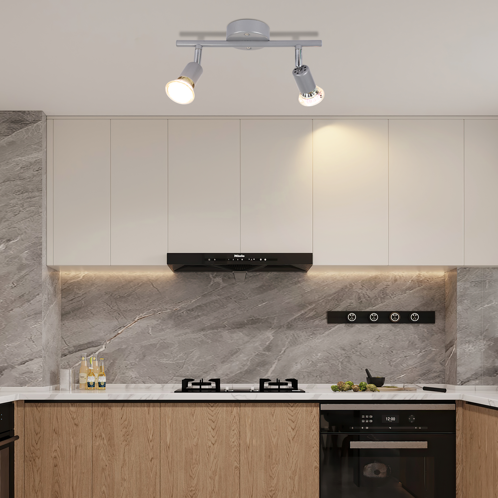 Kuchnia z jasnymi drewnianymi szafkami, czarnym okapem i srebrną lampą sufitową.