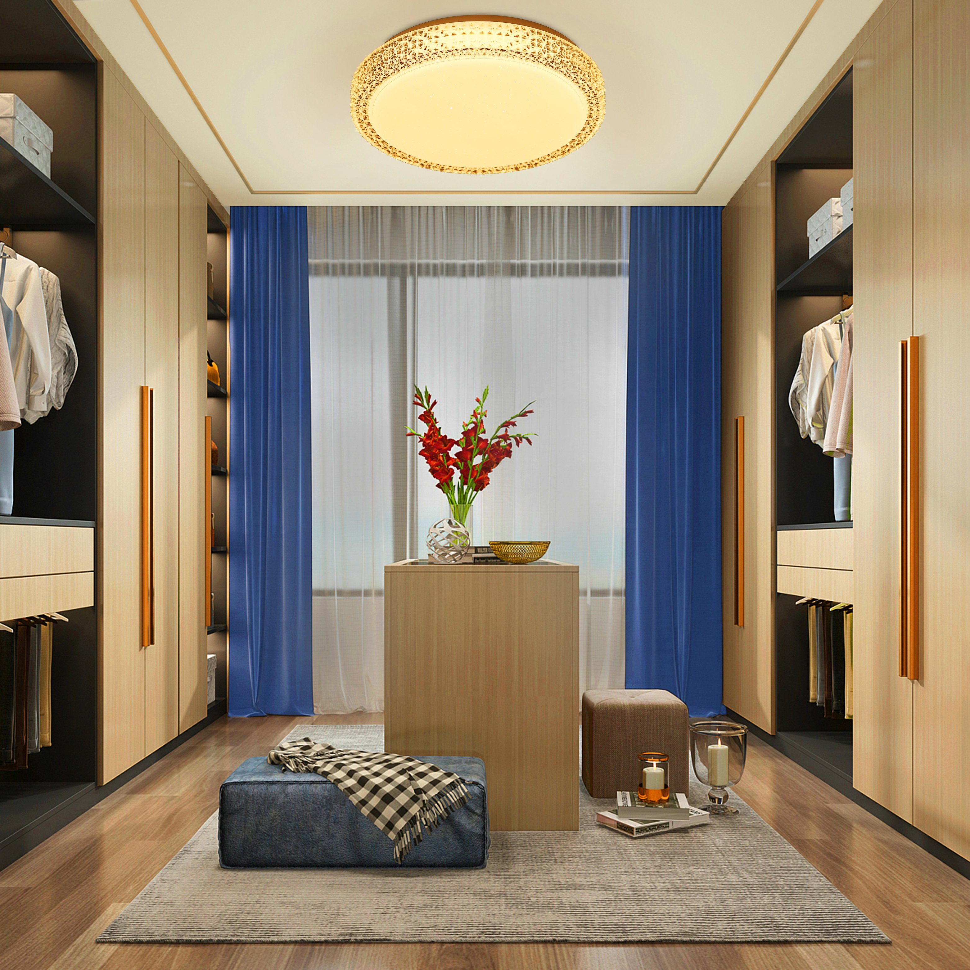 Vestidor con lámpara de techo, cortinas azules, una alfombra y una exhibición central con artículos.