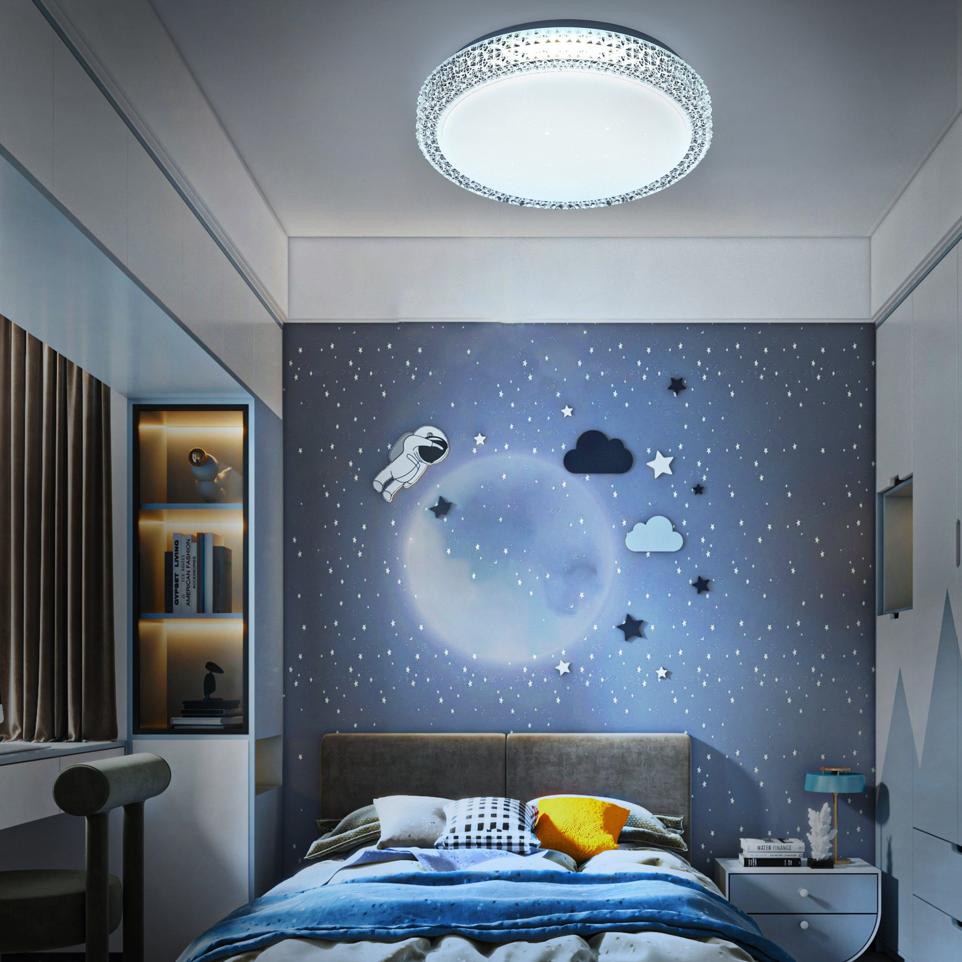 Dormitorio con cama, arte mural de astronauta, luz de techo. La pared es azul con estrellas.