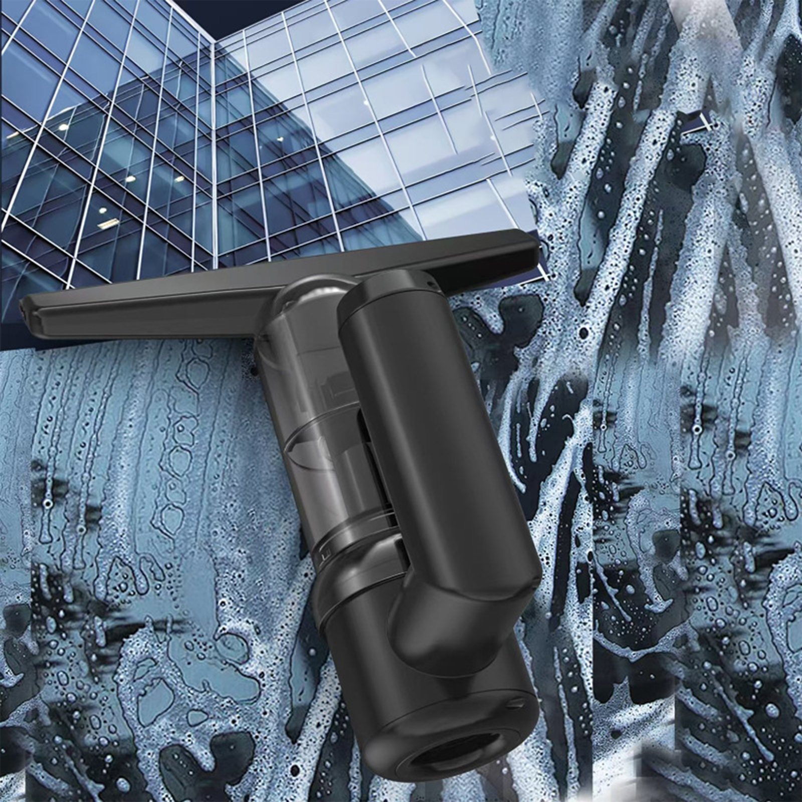 Schwarzer Fensterreiniger an einem Fenster mit Seifenschaum und einem modernen Gebäude im Hintergrund.