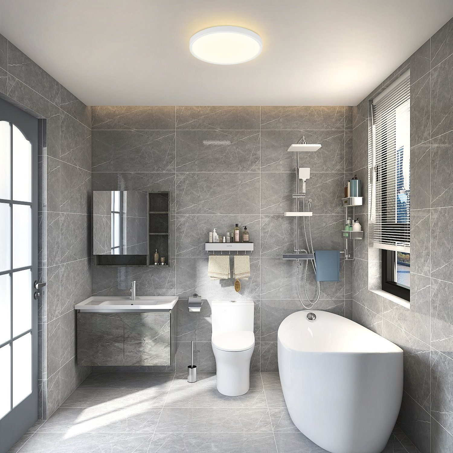 Badezimmer mit grauen Fliesen, weißer Badewanne, Toilette und Dusche. Weiße Deckenleuchte.