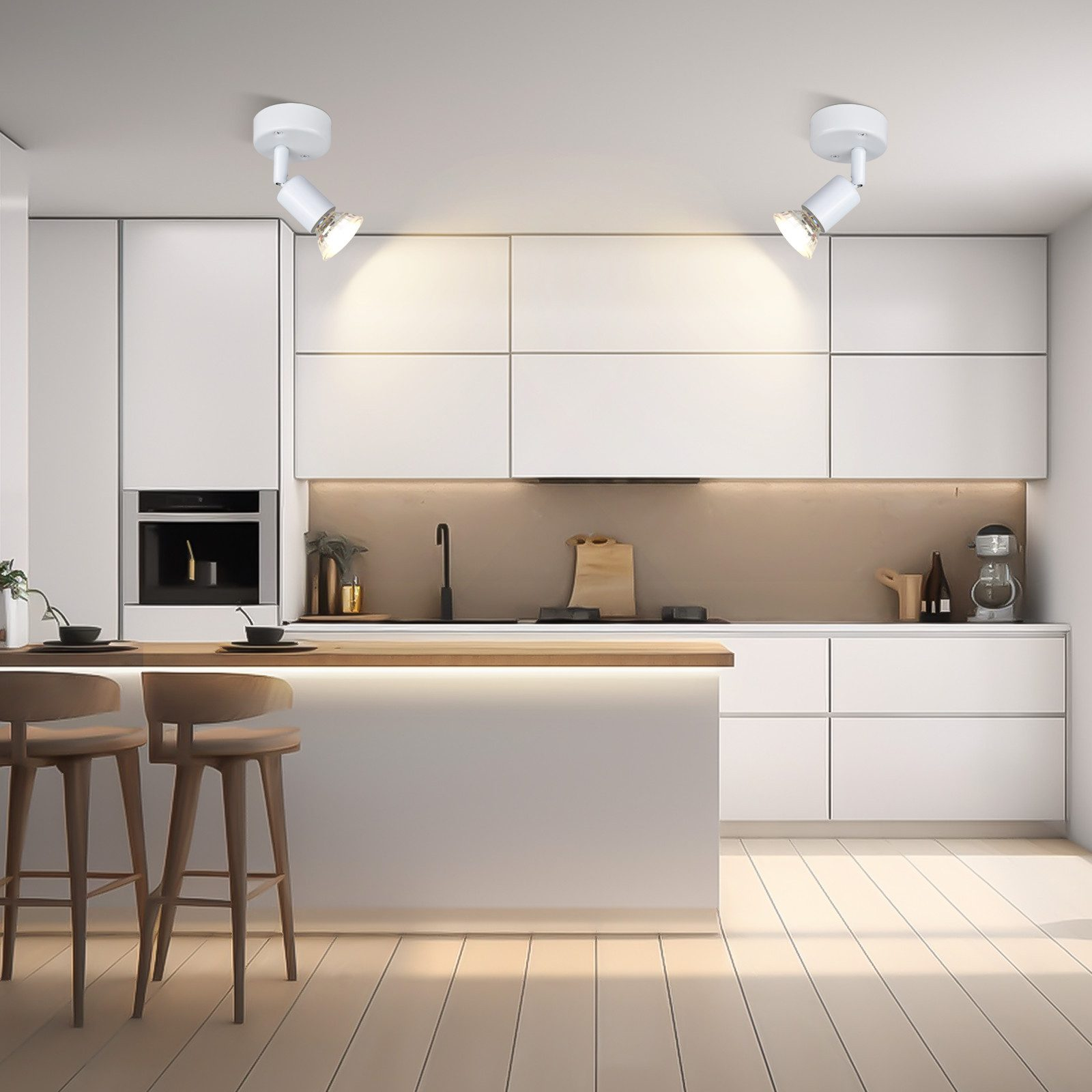 Nowoczesna kuchnia z białymi szafkami, dwoma reflektorami i drewnianymi stołkami. Jasne oświetlenie.