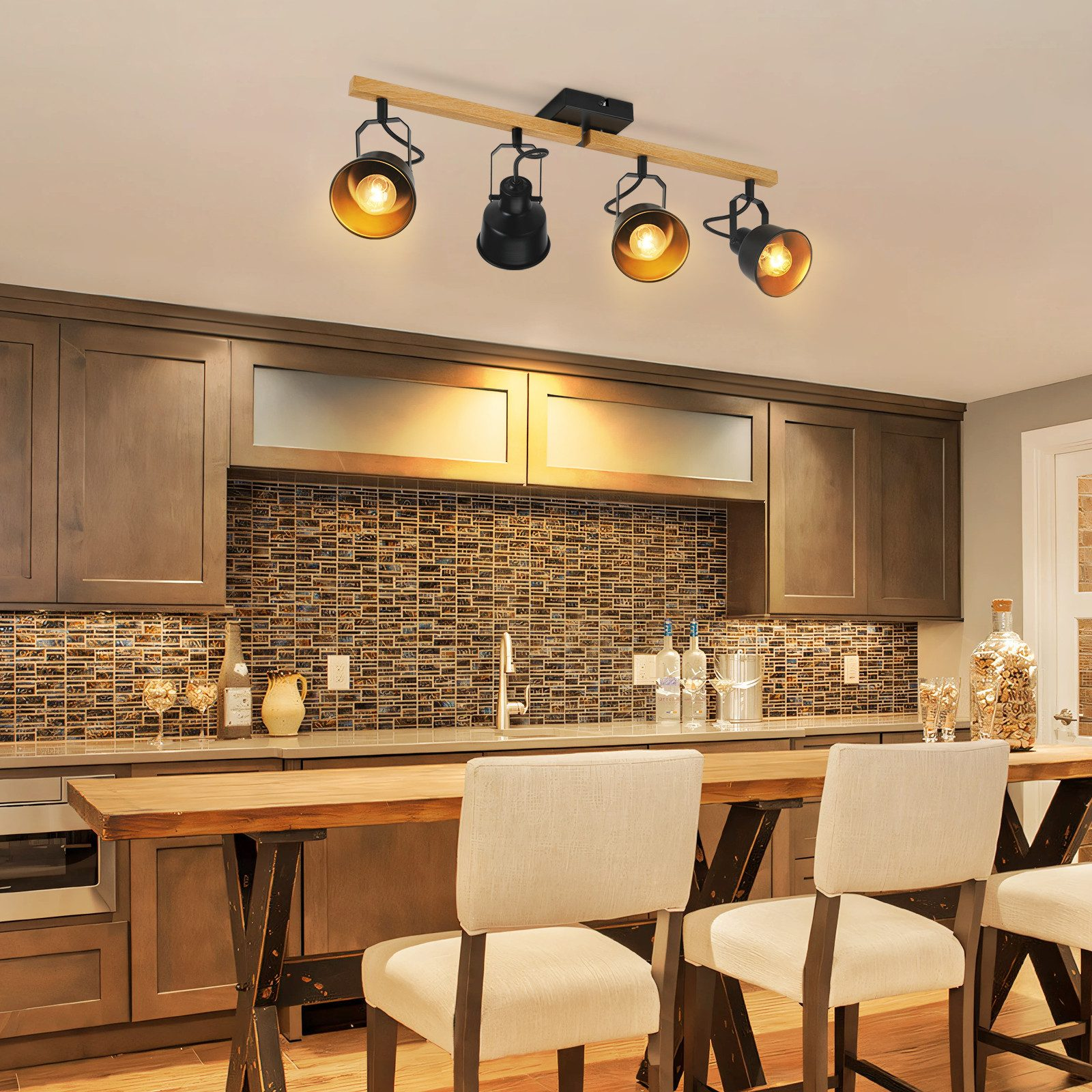 Scena w kuchni z czterema reflektorami na drewnianej belce nad blatem z krzesłami i szafkami.
