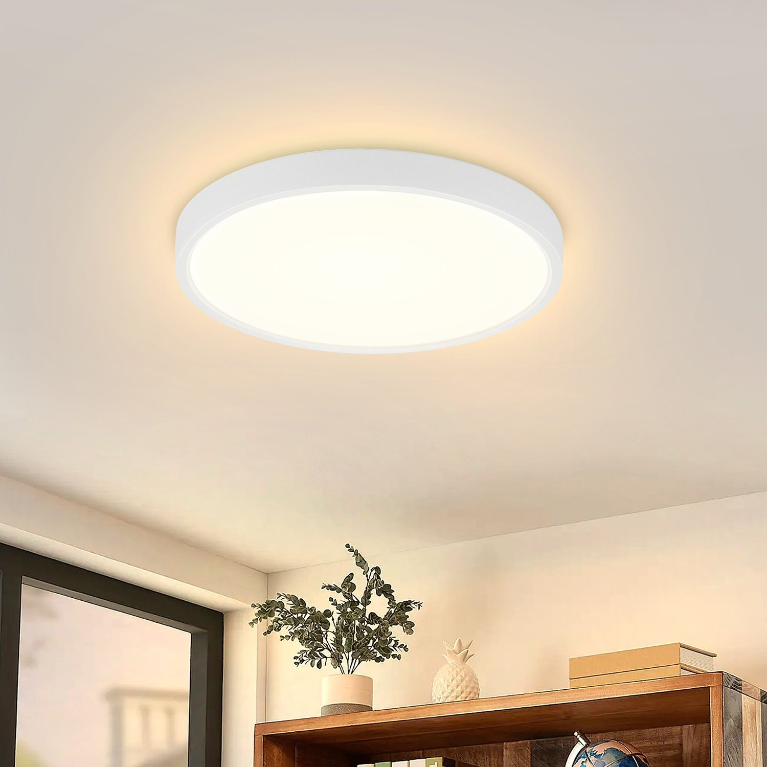 Weiße kreisförmige Deckenleuchte, die weiches Licht aussendet, an einer weißen Decke montiert.