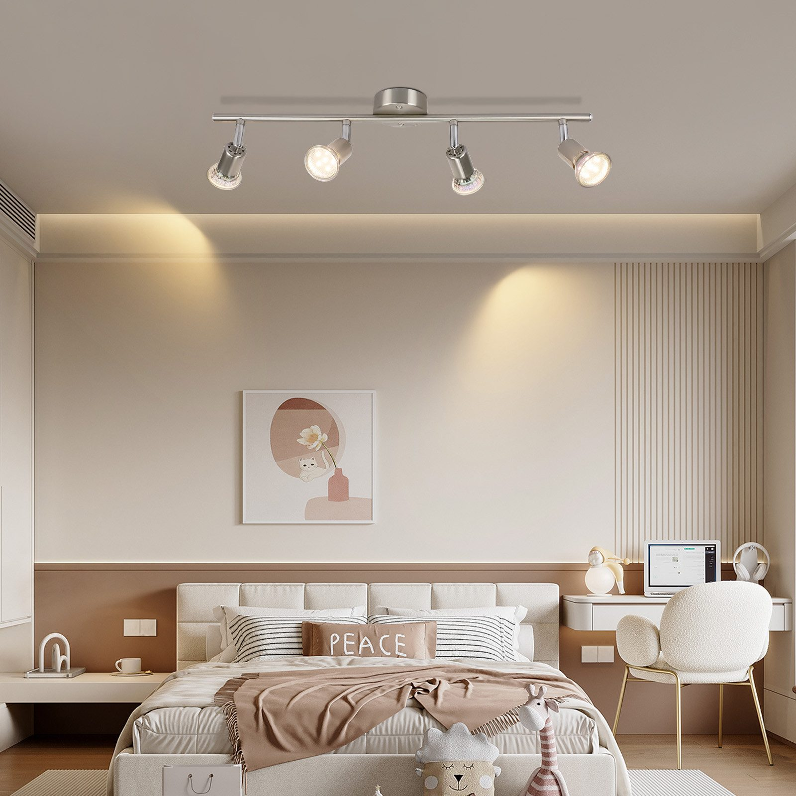 Sypialnia z reflektorami sufitowymi. Cztery reflektory na srebrnym drążku. W pokoju znajduje się łóżko, biurko i obraz.