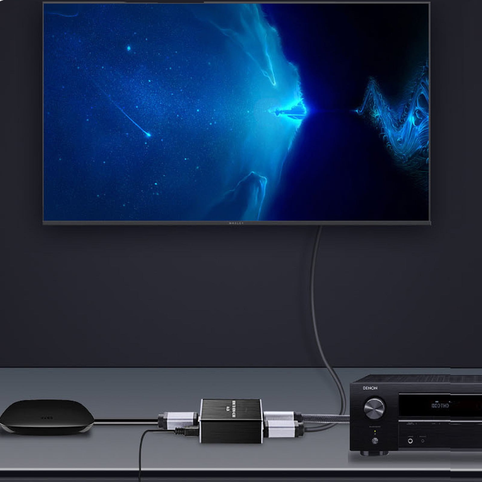Fernseher, der mit einem schwarzen Receiver verbunden ist, mit einer schwarzen Streaming-Box und einer dunkelblauen Galaxieszene auf dem Fernsehbildschirm.