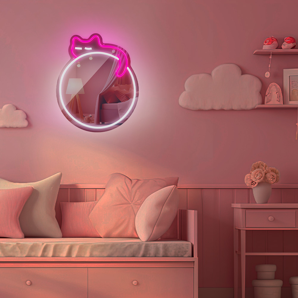 Dormitorio rosa con espejo de neón circular. Se ven cama, almohadas y estanterías. La escena es suave y monocromática.