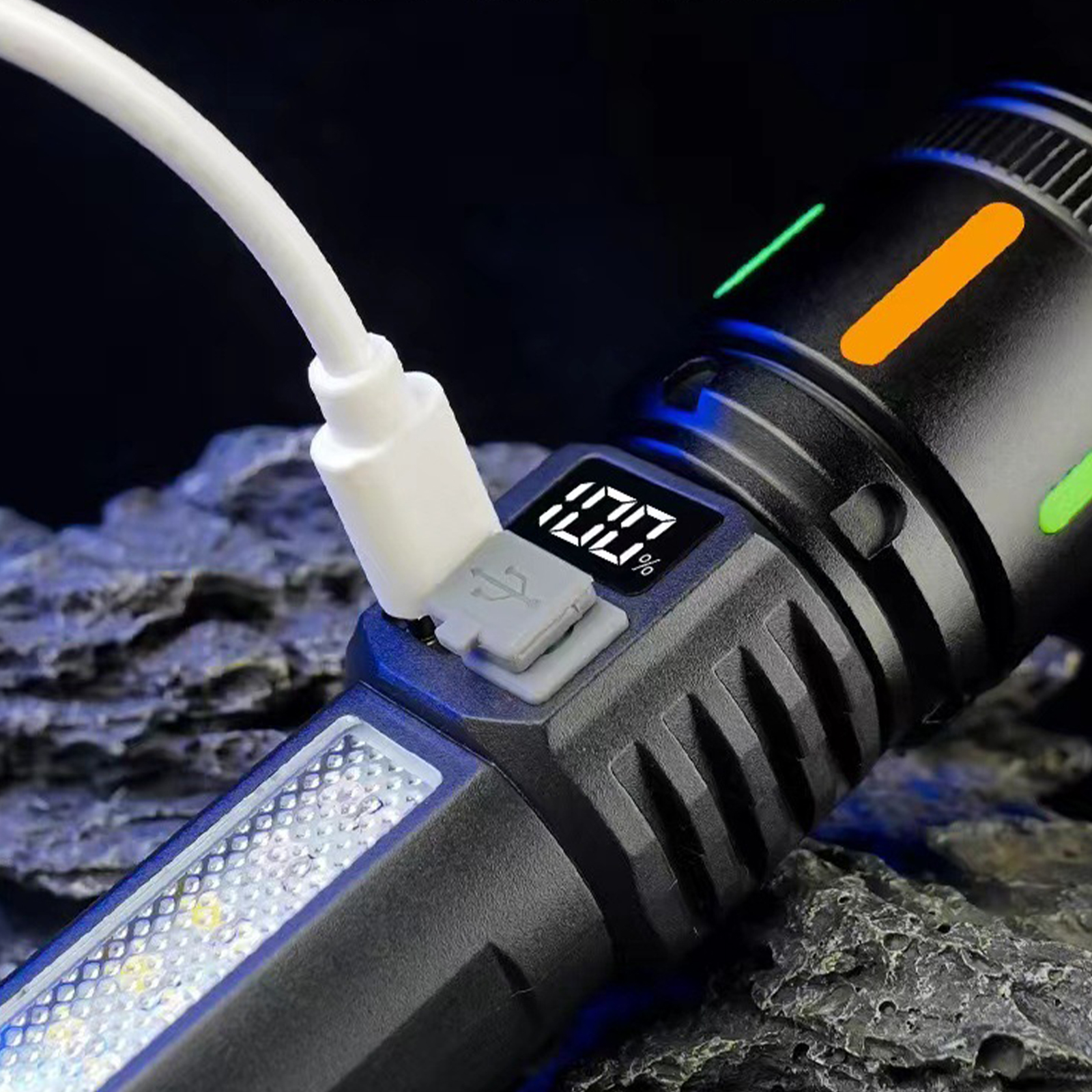 Schwarze Taschenlampe, die mit einem weißen USB-C-Kabel aufgeladen wird. Display zeigt 100 % Ladung.