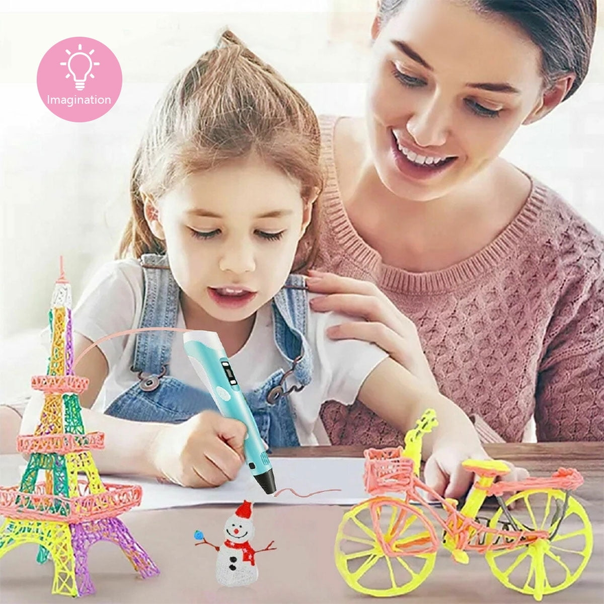 Mutter und Kind verwenden einen 3D-Stift, um Kunst zu erstellen, einschließlich Eiffelturm und Schneemann.