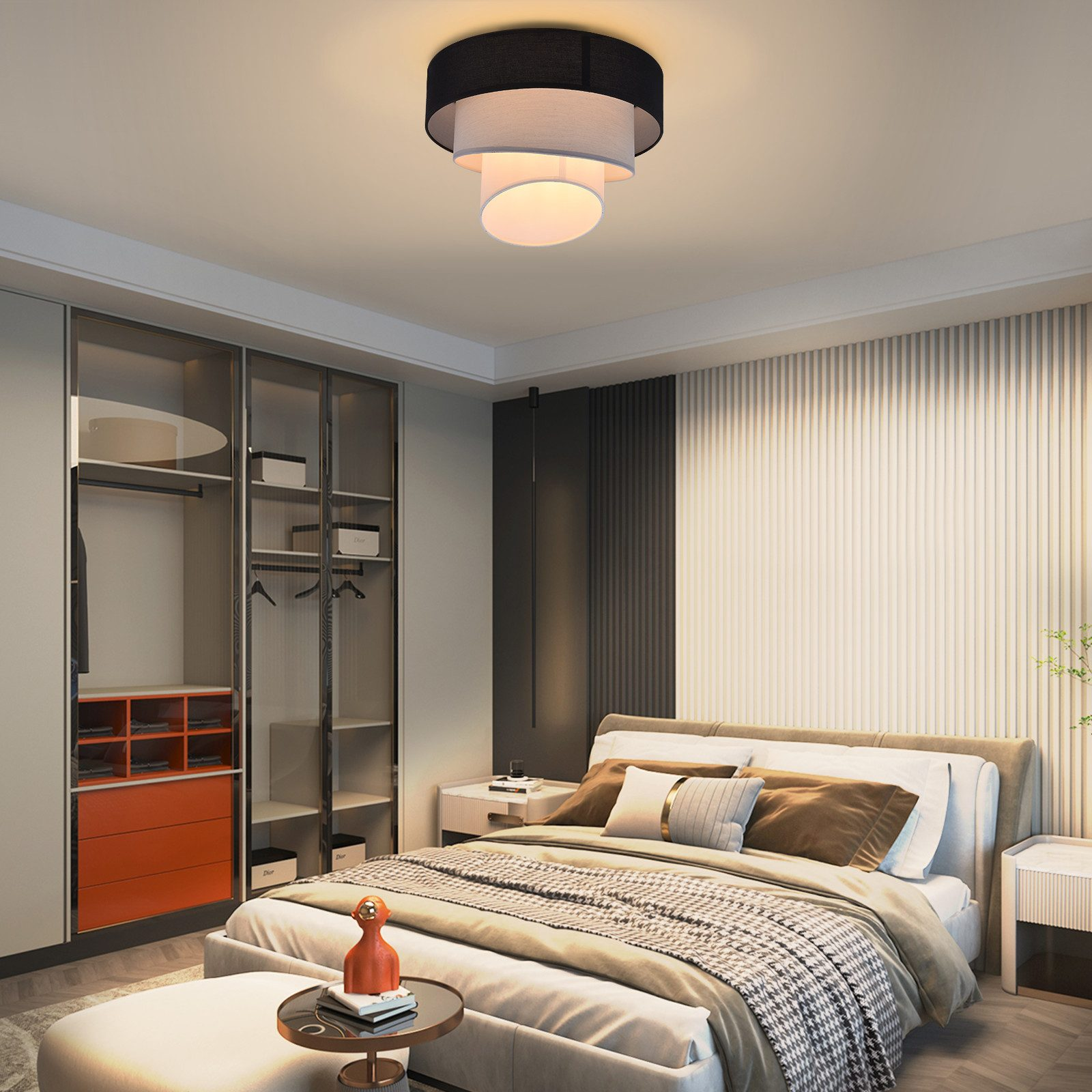 Schlafzimmer mit Deckenlampe. Bett mit Kissen und Decke. Schrank links. Nachttisch rechts.