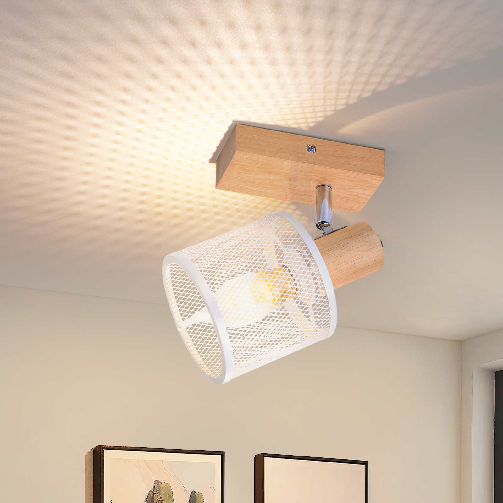 Un apparecchio di illuminazione sul soffitto. Ha un paralume a rete bianca e un braccio di legno.
