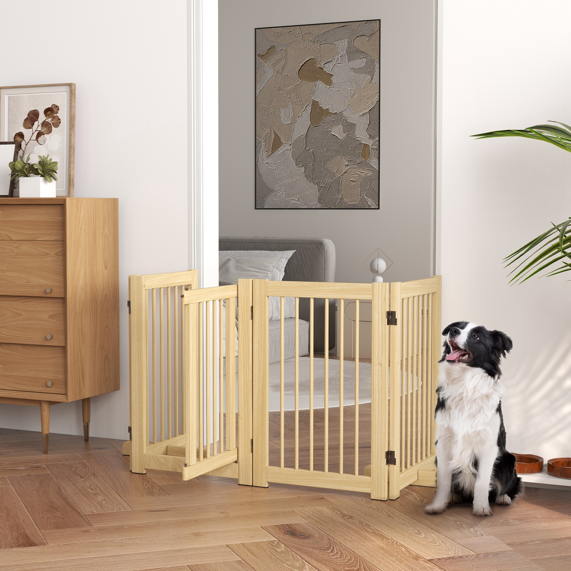 Offenes Haustiergitter in einem Türrahmen. Ein Hund sitzt daneben und schaut hoch.