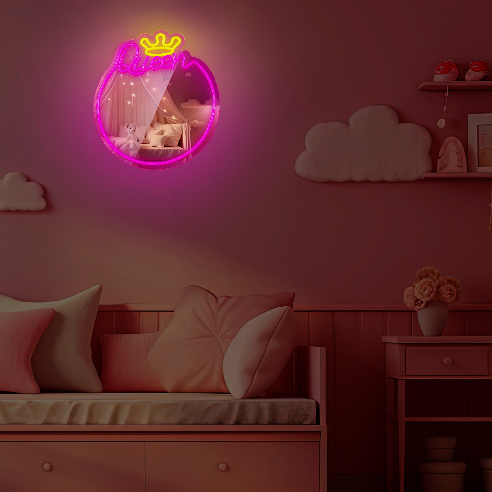 Scena di camera da letto rosa con un'insegna al neon con la scritta 'Queen', un letto e decorazioni a forma di nuvola.