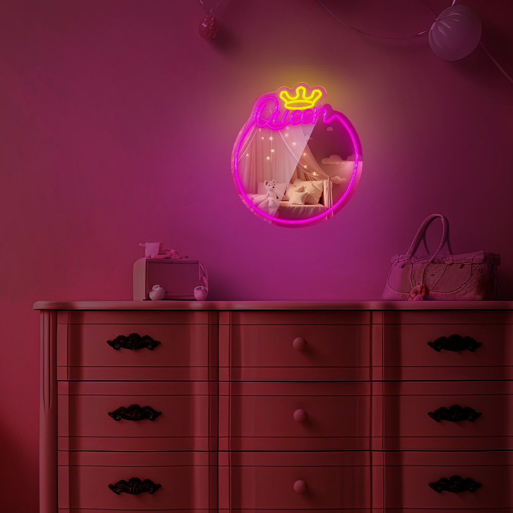 Stanza rosa con insegna al neon a forma di corona. Comò e accessori.